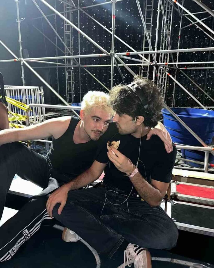 Pedro Tófani namorado de Jão ao lado do cantor em evento