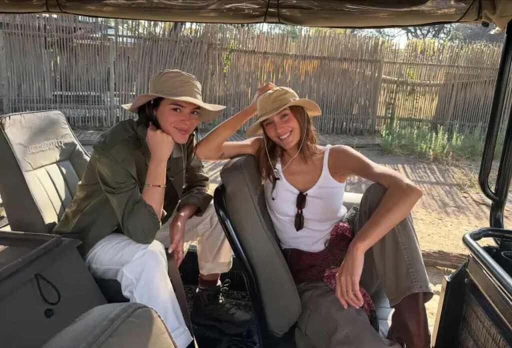 Bruna Marquezine e Sasha na África durante safári em Botsuana