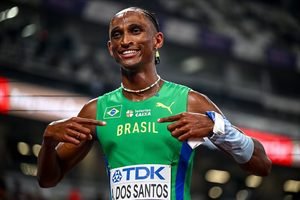 Alison dos Santos quebra recorde mundial dos 400m com barreiras após 28 anos