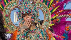 Rihanna para tudo de verde no Crop Over 2026; entenda a festa de Barbados