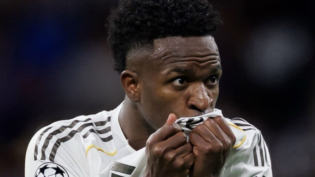 Vinícius Jr. renova com Real Madrid e beija a camisa do clube