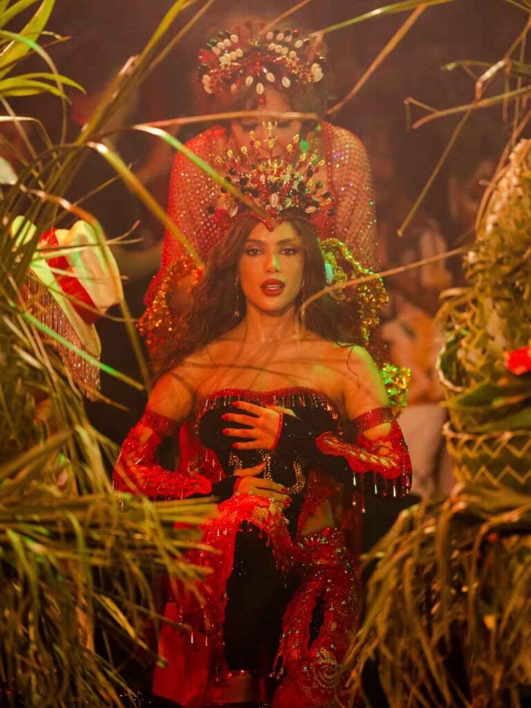 Anitta é coroada Rainha de Bateria da Grande Rio pelas mãos de Eloína dos Leopardos 