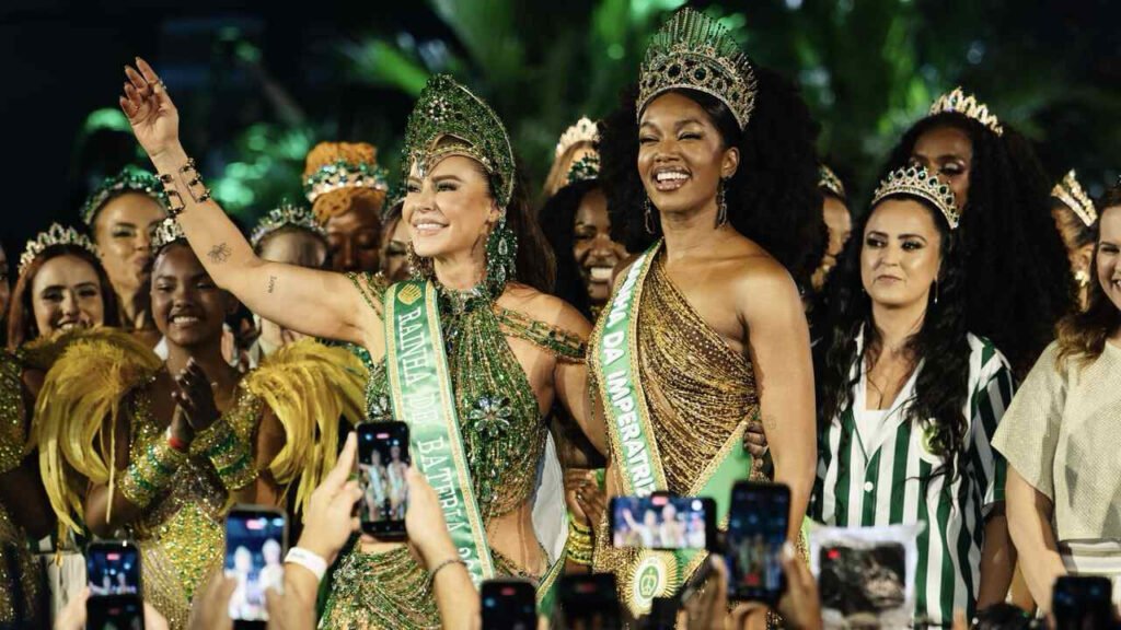IZA entrega a coroa de rainha de bateria da Imperatriz Leopoldinense a Paolla Oliveira durante cerimônia no Rio de Janeiro